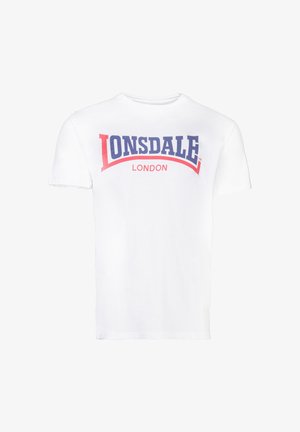 Camiseta de algodón blanca con un gran logo colorido de "LONSDALE" en azul y rojo, con "LONDON" impreso debajo en una fuente más pequeña.