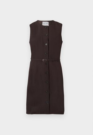 Mørkebrun ærmeløs kjole med rund halsudskæring, knapper foran og et matchende bælte i taljen, lavet af en glat stoftekstur.