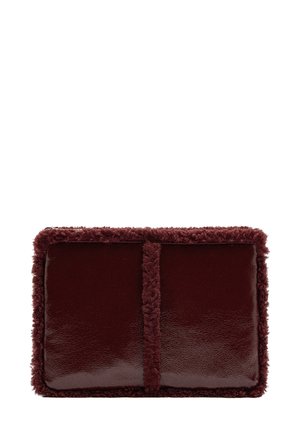 Burgundzka torba z błyszczącym skórzanym przodem i miękkim, teksturowanym futrem na tyle, o prostokątnym kształcie i kontrastowych krawędziach.