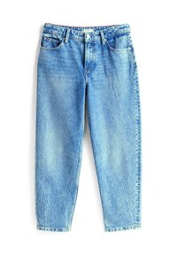Jeans de denim azul claro con corte holgado, que cuentan con una cinturilla estándar, cinco bolsillos y sutiles detalles de desgastado.