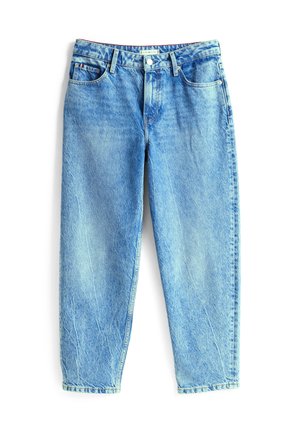 Jean en denim bleu clair avec une coupe ample, présentant une taille standard, cinq poches et des détails de whiskering subtils.