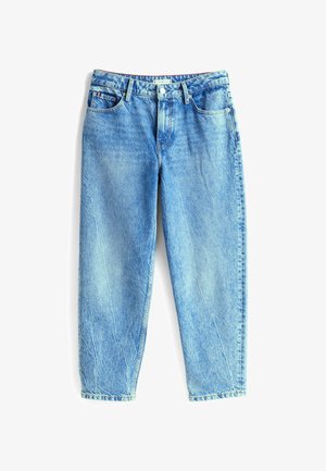 Jeans de denim azul claro con corte holgado, que cuentan con una cinturilla estándar, cinco bolsillos y sutiles detalles de desgastado.