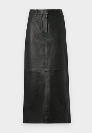 Zwarte leren rok tot de knie met riemlussen en voornaaddetails, weergegeven op een effen witte achtergrond.