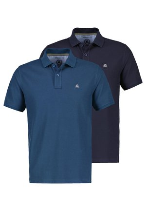 Twee korte mouw polo's in blauw en marineblauw, elk met een klein geborduurd leeuwenlogo op de linkerborst.
