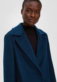 s.Oliver BLACK LABEL Cappotto corto - dunkles türkis