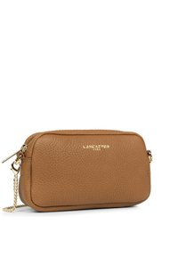Borsa a pochette in pelle marrone con superficie testurizzata, accessori in oro e tracolla a catena, dotata di chiusura con zip e logo impresso.