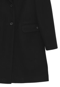 Cappotto di lana nera con un design strutturato, davanti monopetto e taschino sul petto. Presenta quattro bottoni neri e una texture morbida.