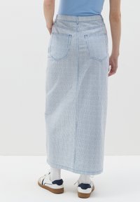 Gonna di jeans con strisce verticali blu e bianche, lunghezza a metà polpaccio, dotata di due tasche posteriori, vita alta e silhouette dritta.
