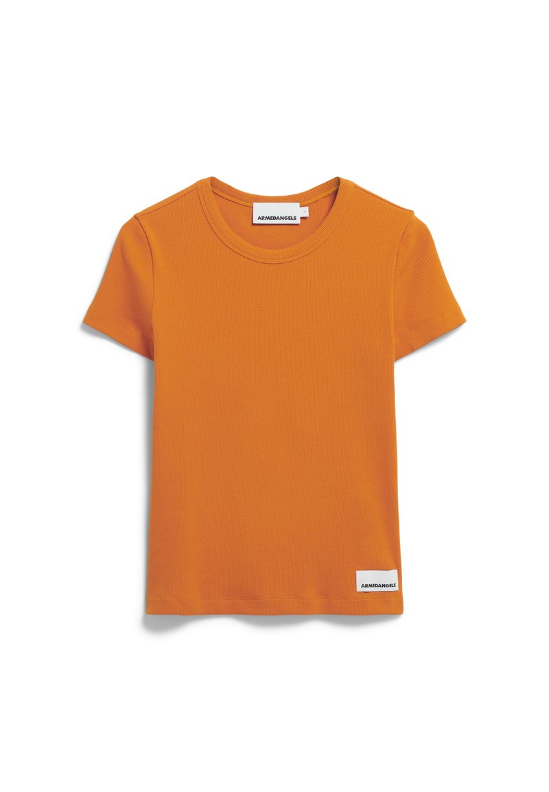 Oranje t-shirt met korte mouwen en een ronde hals, gemaakt van ribbelstof. Heeft een wit label met "ARMEDANGELS" aan de onderzoom.