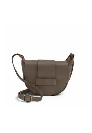 Sac bandoulière en cuir texturé taupe avec fermeture à rabat et bandoulière réglable avec boucle argentée sur fond blanc.