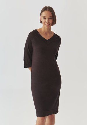 Schwarzes Strickkleid mit V-Ausschnitt und kurzen Ärmeln, in gerader Form und mit strukturierter Oberfläche, das knapp über dem Knie endet.