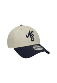 Cappello beige con visiera blu navy, caratterizzato da un logo ricamato scuro con le lettere "N" e "E". Realizzato in tessuto con una finitura strutturata e sei fori di ventilazione.