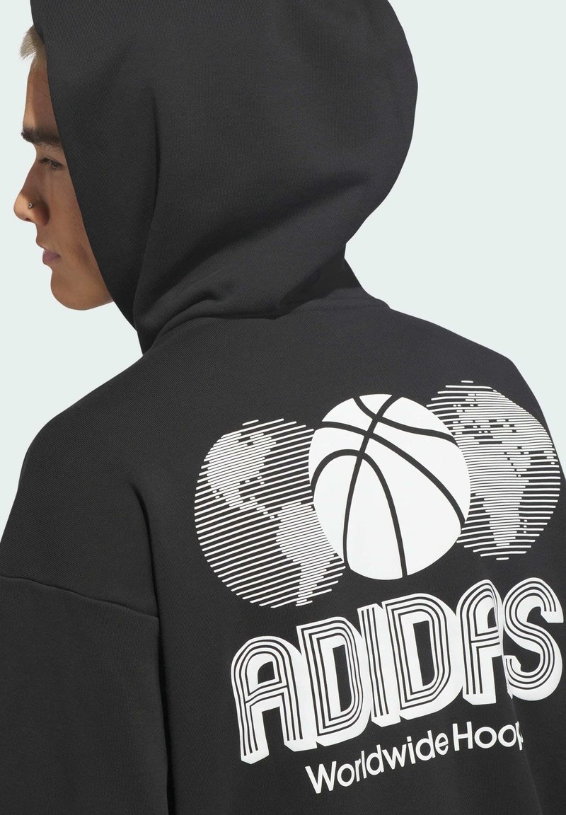 Zwarte hoodie met een grote witte grafiek op de achterkant, met een ontwerp van een basketbal en een wereldkaart. De tekst luidt "ADIDAS Worldwide Hoop."