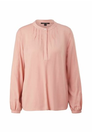 Blusa de manga larga de color rosa claro con cuello redondo, pequeños pliegues delanteros, cierre con un solo botón y puños elásticos.