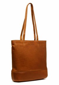 Bruine leren tote bag met twee lange handvaten, een gladde textuur, minimalistisch ontwerp en een contrasterend basiskleurpaneel.