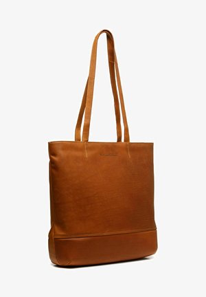 Braune Leder-Tote mit zwei langen Griffen, glatter Textur, minimalistischer Gestaltung und einem kontrastierenden Farbfeld am Boden.