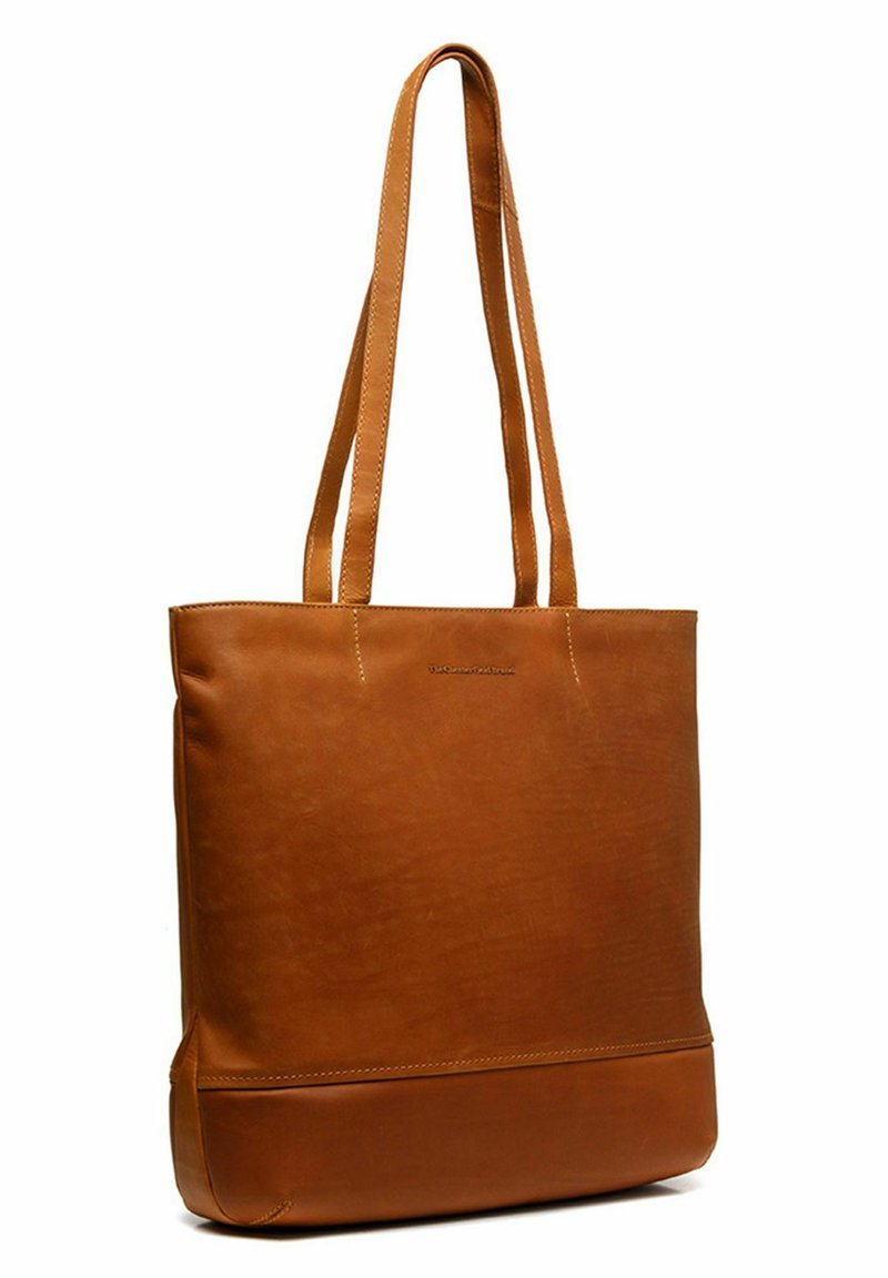 Bruine leren tote bag met twee lange handvaten, een gladde textuur, minimalistisch ontwerp en een contrasterend basiskleurpaneel.