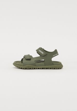 Sandali in gomma verdi con due cinturini regolabili in Velcro, design aperto sulla punta, suola testurizzata e dettagli del marchio sul lato.