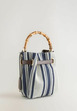 Geantă tote cu dungi în bleumarin și crem, cu mâner din bambus, accente din piele maro și o textură relaxată a materialului.