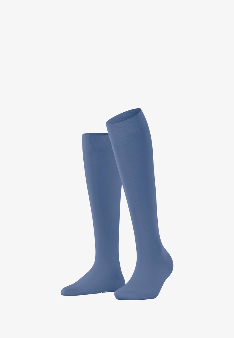 Blaue kniehohe Socken mit glatter Textur, die ein schlichtes Design aufweisen und keine sichtbaren Muster oder Hardware-Details haben.