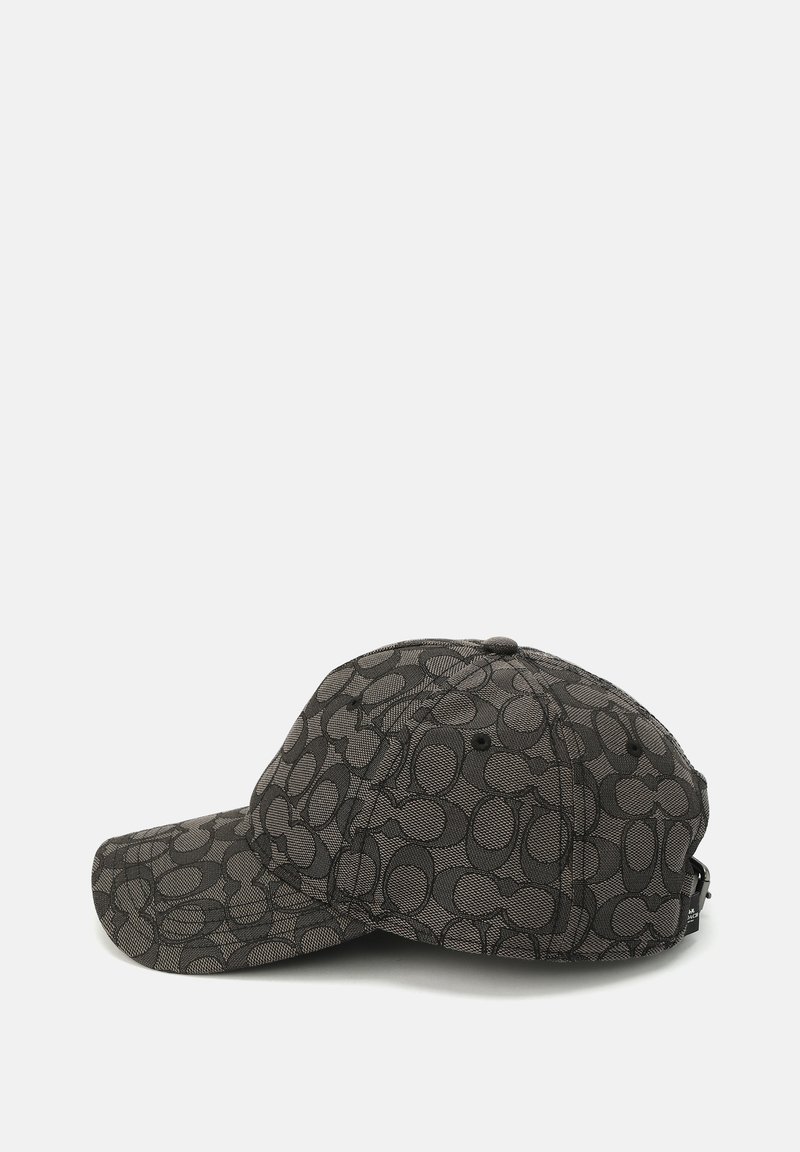 Schwarze Cap mit Muster, ausgestattet mit einem strukturierten Stoff, gebogenem Schirm und verstellbarem Riemen auf der Rückseite, mit sich wiederholenden ovalen Formen in dunklen Farbtönen.