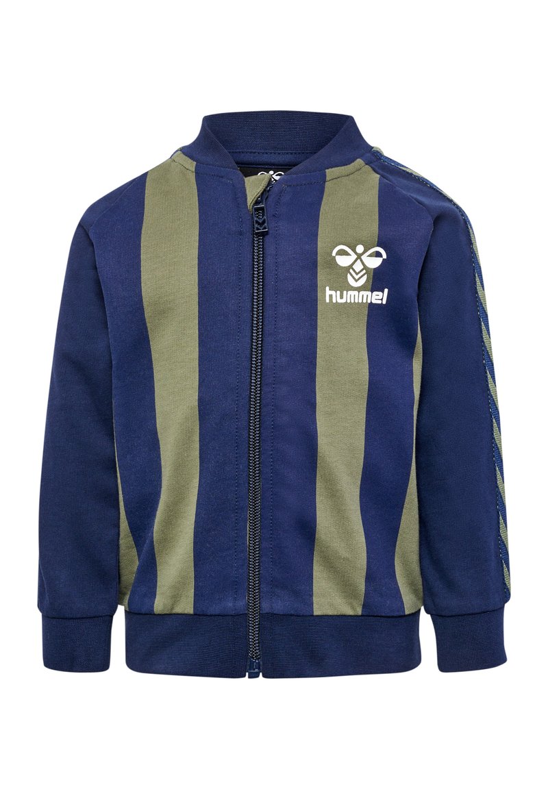 Blå lynlåsjakke med grønne og blå lodrette striber, ribbede manchetter og logo på brystet. Blødt stof med en glat tekstur.