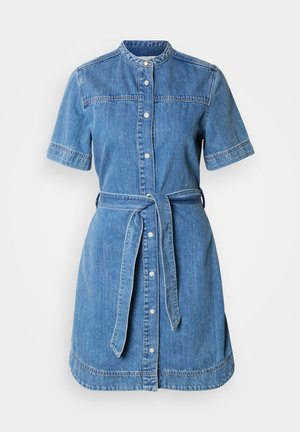 Vestido vaquero de manga corta con botones delanteros, cinturón de lazo en la cintura y cuello alto.