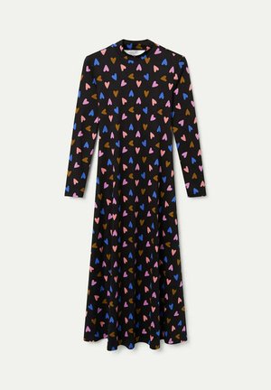 Vestido midi negro de manga larga con cuello alto, decorado con formas de corazones dispersas en color rosa, azul y marrón.
