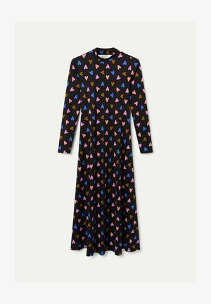 Vestido midi negro de manga larga con cuello alto, decorado con formas de corazones dispersas en color rosa, azul y marrón.