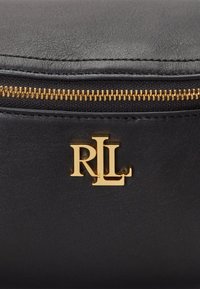 Schwarze Lederhandtasche mit strukturiertem Oberflächenmaterial, ausgestattet mit einem goldenen Reißverschluss und einem in Gold geprägten "RLL"-Logo.