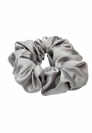 Scrunchie grigio in raso con pieghe di tessuto morbide e raccolte e un elastico circolare per acconciare i capelli.