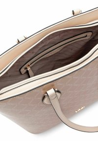 Sac à main en cuir synthétique beige avec motif de logo embossé, forme structurée, double poignée et poche intérieure zippée. Doublé de tissu clair.