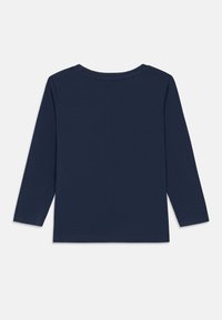 Camisa de manga longa azul-marinho feita de algodão. Apresenta um colo redondo e uma textura suave. Design simples, sem padrões ou detalhes.