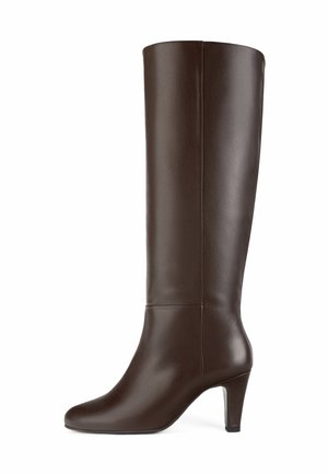 Stivaletto marrone in pelle fino al ginocchio con texture liscia, punta stretta e tacco alto sottile. Presenta un design pulito senza hardware visibile.