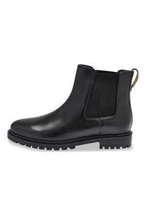 Bottines Chelsea en cuir noir avec panneaux latéraux élastiques et tirant à l'arrière. Dotées d'une semelle en caoutchouc texturé avec un motif de bande de roulement robuste.