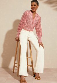 Love & Roses V NECK LONG SLEEVE OVER THE HEAD - REGULAR FIT - Camicetta - ivory white and red geo
