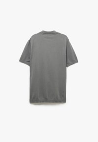 Szara koszulka polo z krótkim rękawem o dzianinowej fakturze, klasycznym kołnierzyku oraz prążkowanym wykończeniu. Prosty i uniwersalny design bez widocznych wzorów.