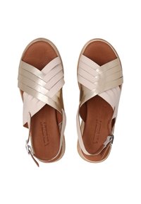 Sandaletten met een kruisdessin in metallic lichtgoud en zacht beige leer. Beschikt over een bruine, textuurgeweven binnenzool en een verstelbare enkelband.