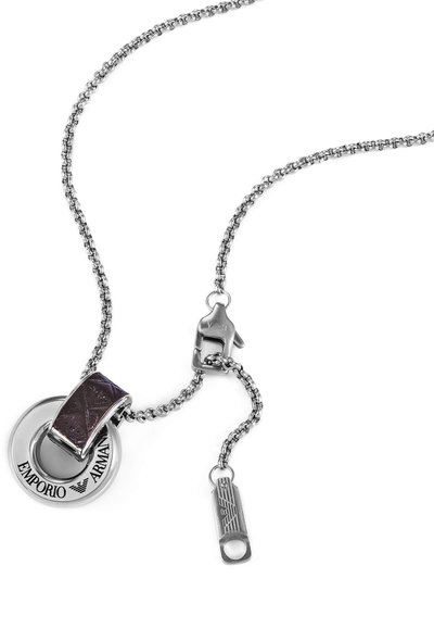 Silberne Kettenhalskette mit kreisförmigem Emporio Armani Anhänger und dunklem strukturiertem Schlaufen-Detail auf weißem Hintergrund.