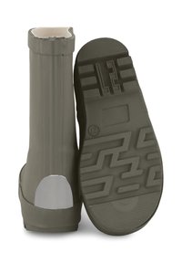 Grønne gummistøvler med en tekstureret sål, rund tå og en sølvfarvet detalje ved hælen. Overdelen har en bølget, ikke-klippet kant.