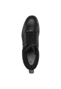 Sneaker nera con tomaia in pelle liscia, collo in morbido pelliccia sintetica e occhielli metallici per i lacci. Interno testurizzato con logo del marchio.