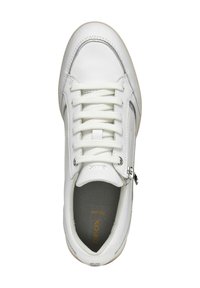 Baskets blanches en cuir avec lacets, fermeture éclair sur le côté, doublure intérieure grise et semelle en caoutchouc beige, présentant une texture lisse et un design minimaliste.