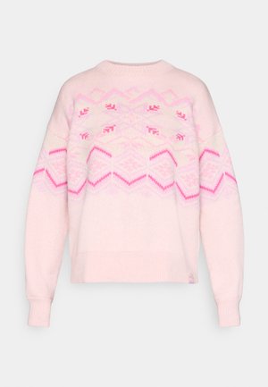 Jasnoróżowy sweter z dzianiny z geometrycznym wzorem w ciemniejszym różu i bieli. Posiada okrągły dekolt i ściągacze przy mankietach. Krótki fason.
