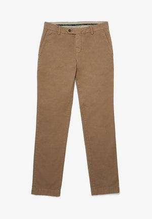 Chinos en coton marron avec des jambes droites, fermeture à bouton et poches latérales. Texture lisse, couture minimale et sans motifs proéminents.