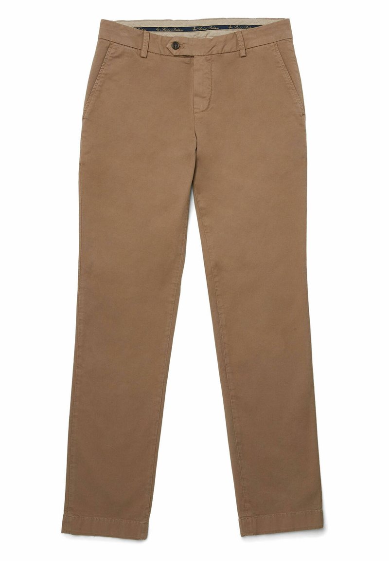 Chinos in cotone marrone con gambe dritte, chiusura a bottone e tasche laterali. Texture liscia, cuciture minime e senza motivi prominenti.