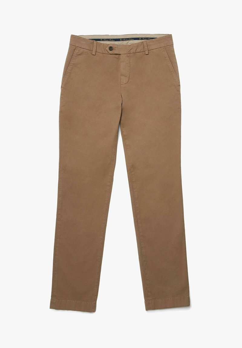 Chinos in cotone marrone con gambe dritte, chiusura a bottone e tasche laterali. Texture liscia, cuciture minime e senza motivi prominenti.