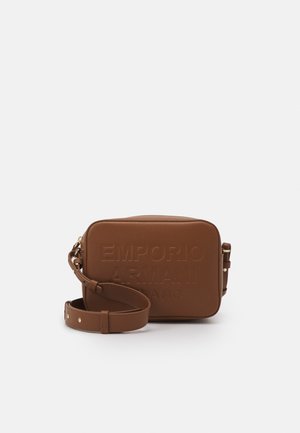 Petit sac bandoulière rectangulaire en cuir marron avec texte embossé "Emporio Armani Milano" et sangle réglable avec ferrures dorées.