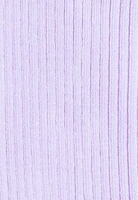 Jasnofioletowa, prążkowana tkanina z pionowymi liniami, gładką teksturą i jednolitym wzorem splotu. Odpowiednia do różnych zastosowań tekstylnych.