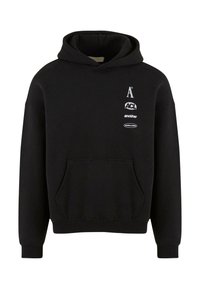 Zwarte hoodie met een voorzak, trekkoordkap, en bedrukte logo's op de borst. Het materiaal lijkt zacht en gestructureerd.