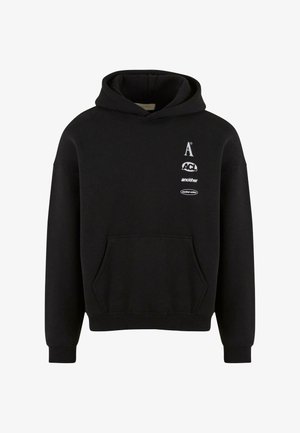 Felpa nera con cappuccio, tasca frontale, cordino e loghi stampati sul petto. Il materiale appare morbido e testurizzato.